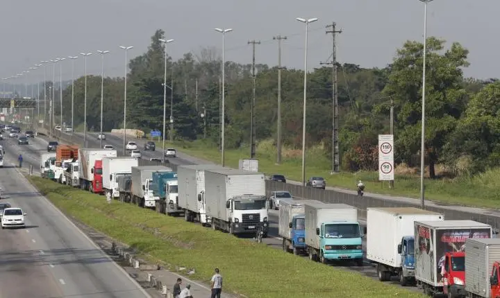 Lula sanciona lei que assegura o piso mínimo do frete para motoristas