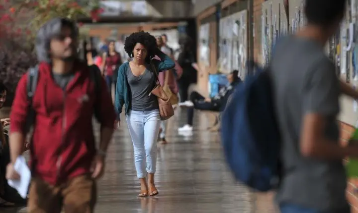 Mais da metade dos graduandos interrompe estudos por responsabilidades com filhos