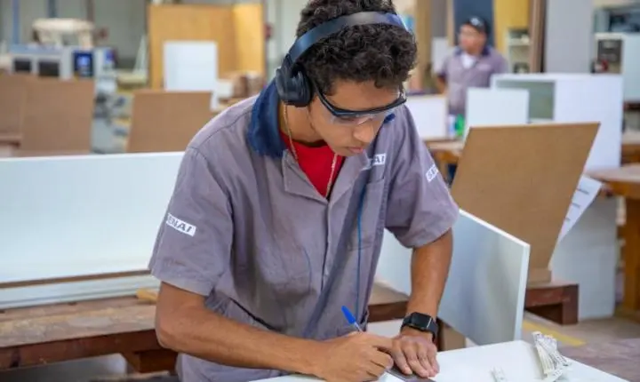 Formação técnica impulsiona Geração Z em Minas Gerais com altas chances de emprego