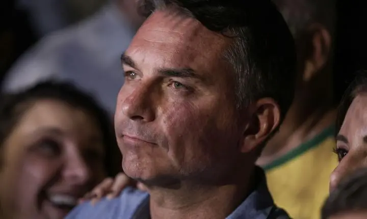 André Mendonça multa Flávio Bolsonaro por propaganda negativa contra Lula