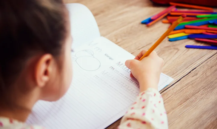 Mês das Crianças: estudar inglês cedo faz diferença? Especialista explica o que muda no aprendizado