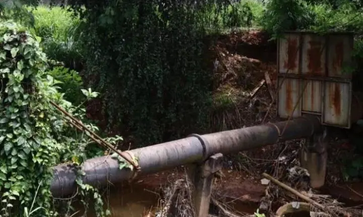 Moradores temem rompimento de adutora em trecho afetado por erosão na Zona Norte