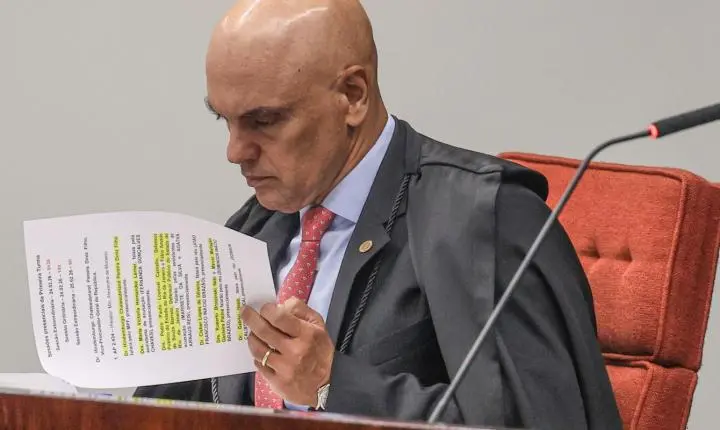 Ministro Alexandre de Moraes do STF exige providências para extradição de Carla Zambelli