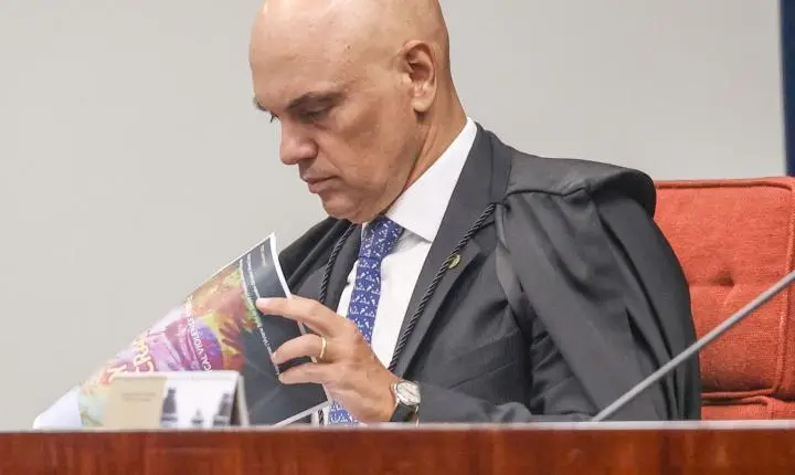 Moraes exige explicações de Bolsonaro sobre arma apreendida em blitz