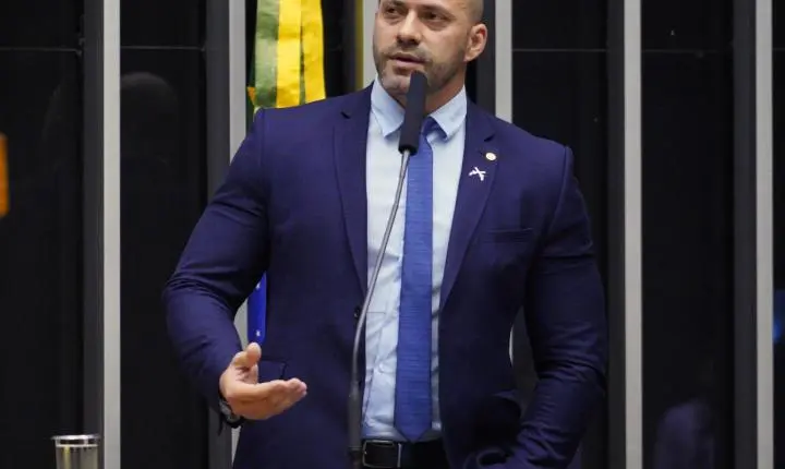 Moraes dá 48 horas para Daniel Silveira explicar vídeo nas redes sociais