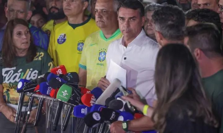 Moraes proíbe Flávio Bolsonaro de deixar o país e determina entrega de passaporte