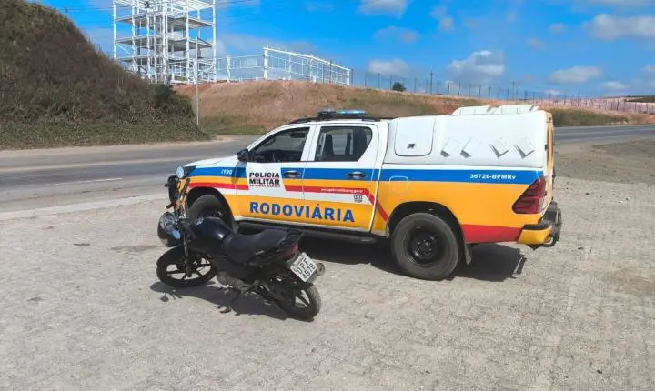 Motocicleta furtada é recuperada na BR-265 e dois homens são presos por furto, receptação e tráfico em Barbacena