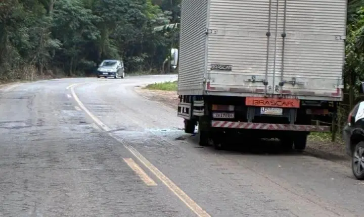 Motorista com sintomas de embriaguez perde o controle em curva e bate de frente com caminhão na MG-133