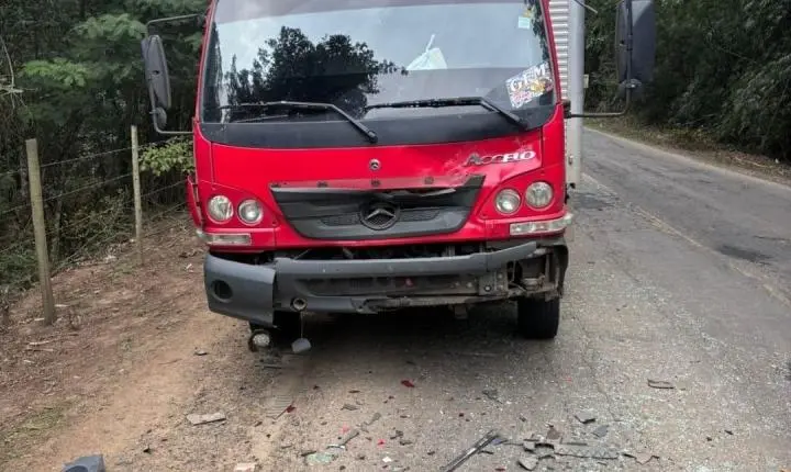 Motorista com sintomas de embriaguez perde o controle em curva e bate de frente com caminhão na MG-133