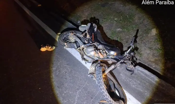 Motorista de 23 anos morre após bater contra defensa metálica na BR-116, em Além Paraíba