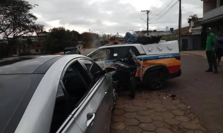 Motorista é preso por embriaguez após bater em motociclista e viatura da PM na BR-356, em Muriaé