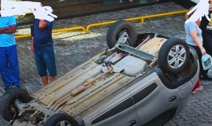 Motorista fica ferida após carro capotar no bairro São Mateus, em Juiz de Fora