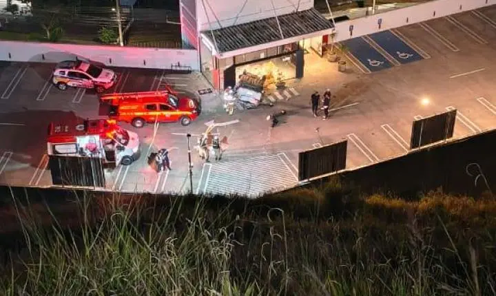 Motorista fica ferido após carro despencar de cerca de 80 metros e cair em estacionamento de shopping em Juiz de Fora