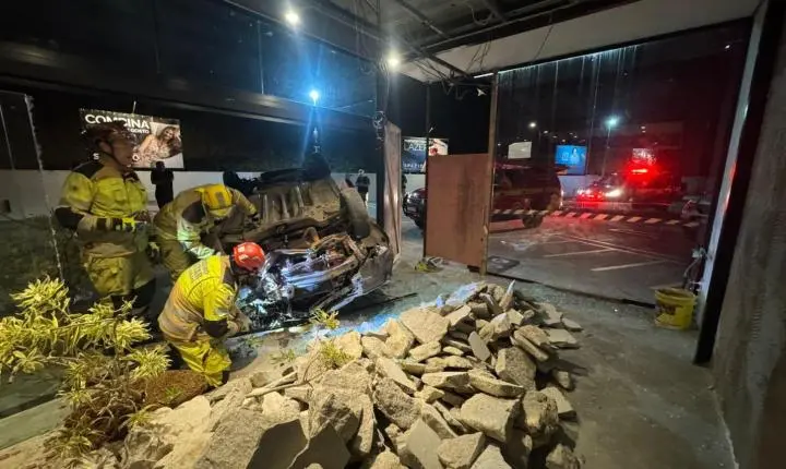 Motorista fica ferido após carro despencar de cerca de 80 metros e cair em estacionamento de shopping em Juiz de Fora