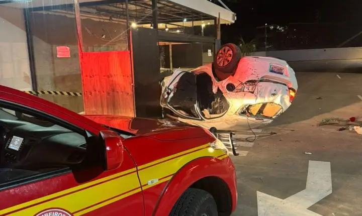 Motorista fica ferido após carro despencar de cerca de 80 metros e cair em estacionamento de shopping em Juiz de Fora