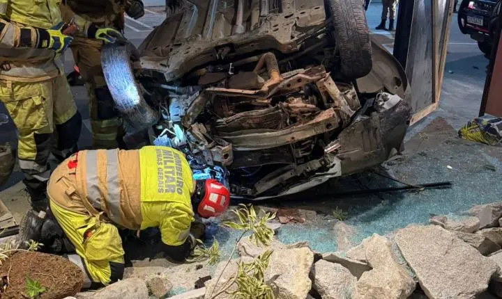 Motorista fica ferido após carro despencar de cerca de 80 metros e cair em estacionamento de shopping em Juiz de Fora