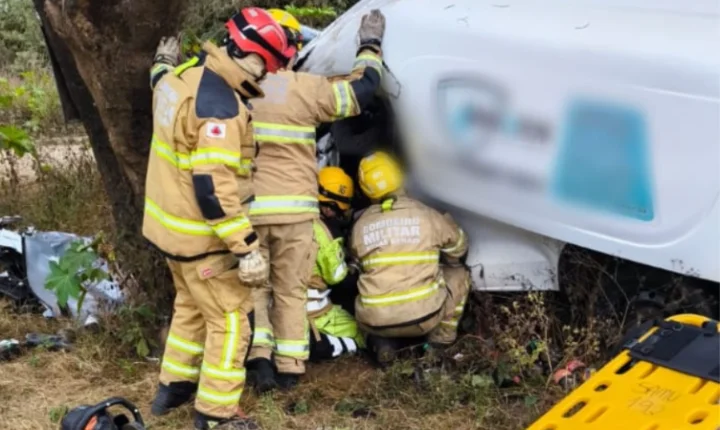 Motorista fica preso às ferragens após bater carro em árvore na MGC-383