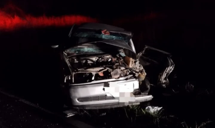 Motorista fica preso às ferragens após batida entre carro e caminhonete na BR-267