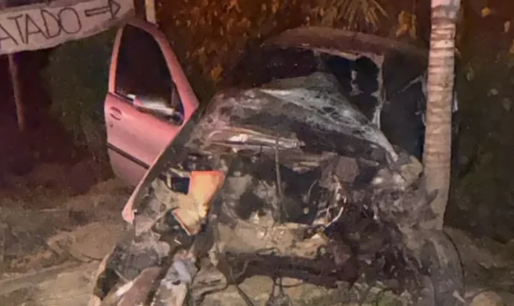 Motorista morre após carro invadir contramão e bater em ônibus na MG-275