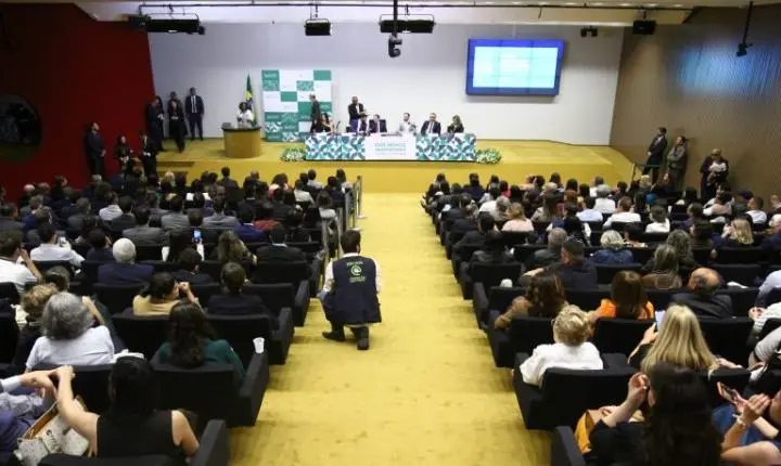 Motta defende modernização do Estado em posse de novos servidores da Câmara