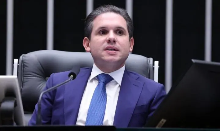 Hugo Motta recebe proposta do governo para elevar limite de faturamento do MEI