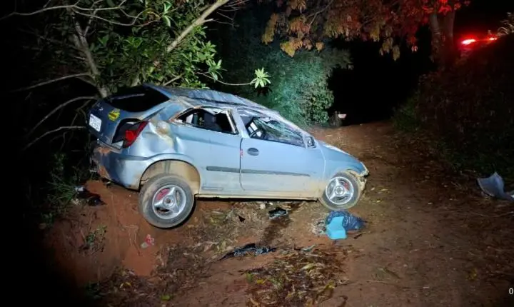 Mulher morre após carro com família sair da pista em Divino