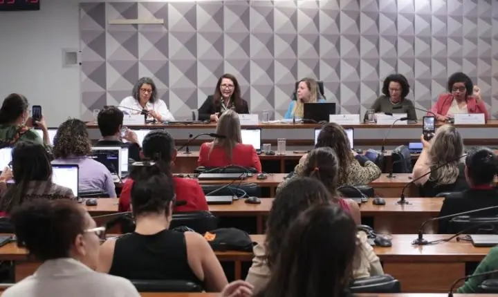 Mulheres e ativistas clamam por aprovação imediata de projeto que criminaliza a misoginia