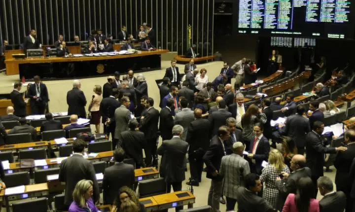 Congresso derruba veto e permite que municípios inadimplentes recebam recursos federais