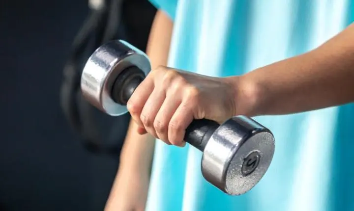Musculação reprograma células do fígado e ajuda a reverter danos da obesidade