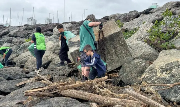Mutirão de limpeza em Itajaí vai transformar plástico retirado das águas em brinquedos para crianças