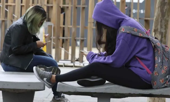 Inclusão digital nas escolas deve ser crítica e consciente, defende especialista