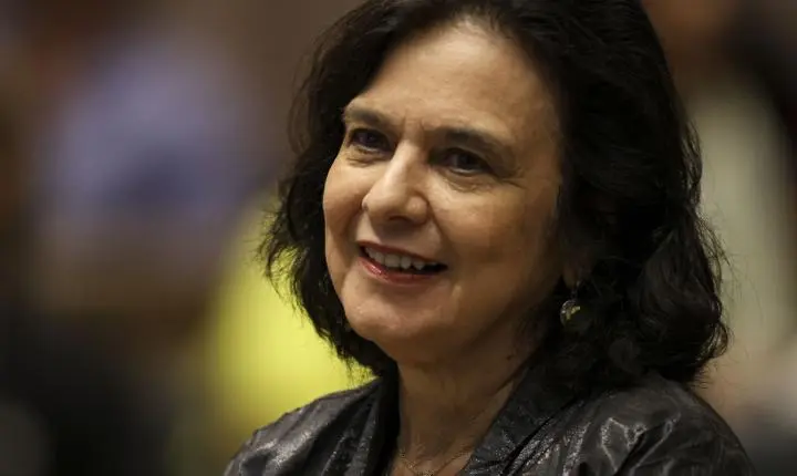 Nísia Trindade lança livro sobre bastidores da pandemia de covid-19