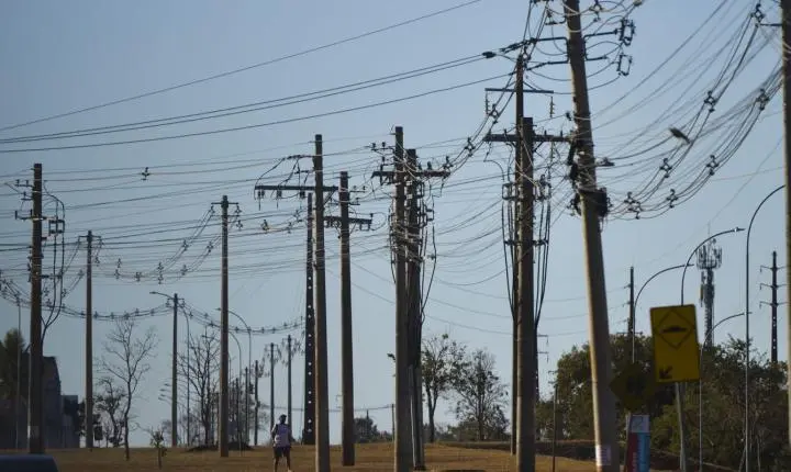 Acidentes com a rede elétrica aumentam no Brasil, mas óbitos caem em 2025, revela Abradee