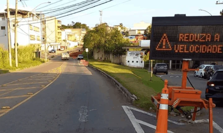 Obras da Cesama alteram trânsito na Avenida Eugênio do Nascimento nesta terça e quarta-feira