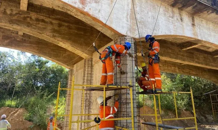 Obras na ponte sobre o Rio Jequitinhonha avançam com sistema Pare e Siga na MGC-367