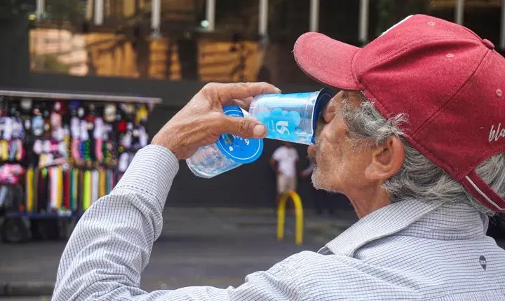 Ondas de calor e poluição aumentam risco de AVC em idosos, constata estudo