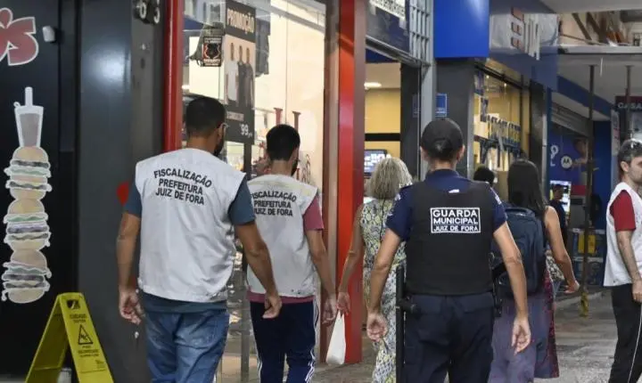Operação Comércio Legal recolhe mais de 2,5 mil produtos irregulares nas ruas de Juiz de Fora em setembro