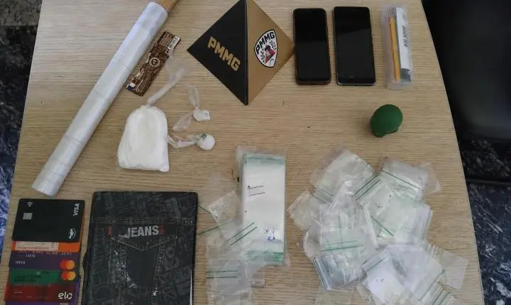 Operação conjunta prende dois suspeitos e apreende adolescente por tráfico de drogas em Congonhas