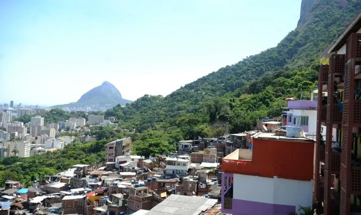 Operação Contenção na Dona Marta prende suspeitos e deixa homem baleado no Rio