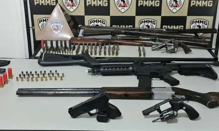 Operação Pó da Estrada prende três homens e apreende sete armas em Fervedouro