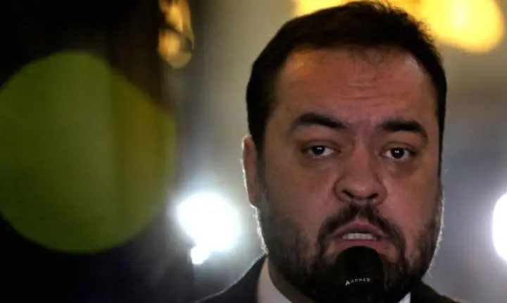 Ex-governador Cláudio Castro é alvo de busca e apreensão na Operação Sem Refino, que investiga o setor de combustíveis