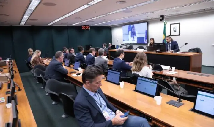 Debate na Câmara defende prorrogação do Fust para levar internet a escolas