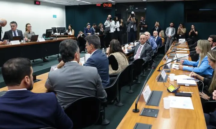 Pedido de vista adia votação da PEC que visa acabar com a escala 6x1