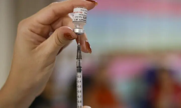 Pesquisa indica que vacina contra o HPV reduziu infecções pela metade no Brasil