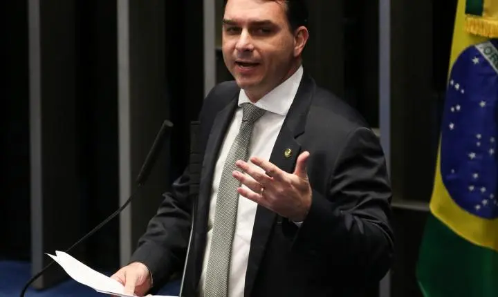 PGR solicita oitiva de Flávio Bolsonaro em inquérito por calúnia contra Lula