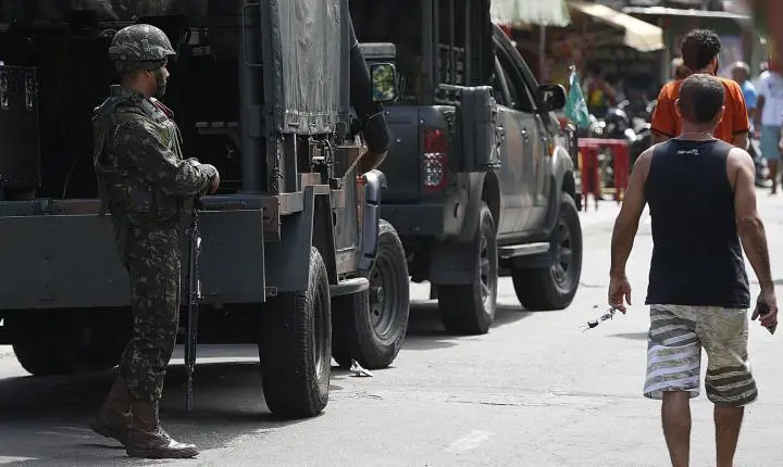 Operação policial cumpre 56 mandados de prisão no Complexo da Maré, Rio de Janeiro