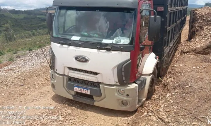Polícia Militar de Meio Ambiente apreende carga irregular de madeira em Santa Rita do Ibitipoca