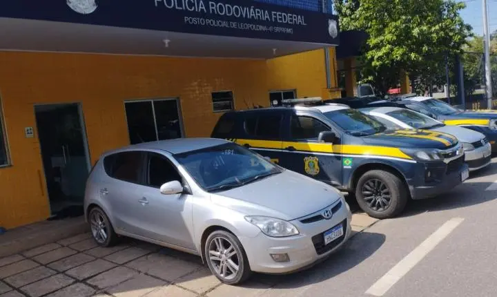 Polícia Rodoviária Federal recupera carro roubado em fiscalização na BR-116 em Leopoldina