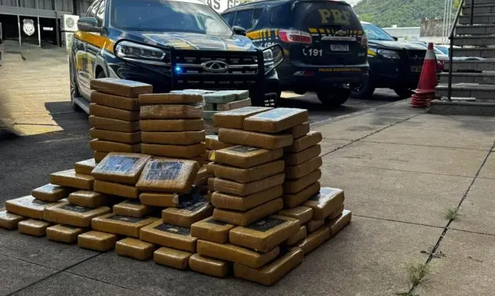 PRF apreende 217 frascos de lança-perfume e resgata adolescentes em Carandaí