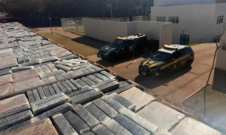 PRF e PM apreendem mais de 2,6 toneladas de maconha escondidas em caminhão